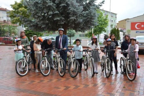 Sorgun Belediye Başkanı M. Erkut Ekinci'den Çocuklara Bisiklet