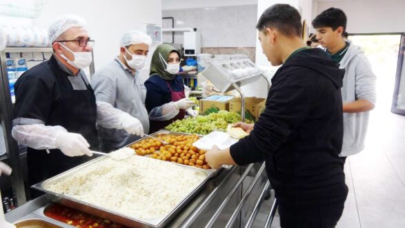 Sorgun Belediyesi Her Gün 500 Öğrenciye Sıcak Yemek Veriyor