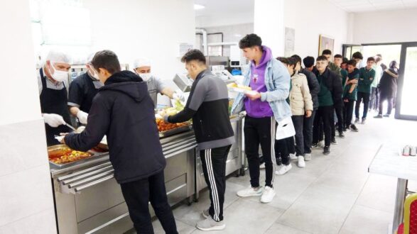 Sorgun Belediyesi Her Gün 500 Öğrenciye Sıcak Yemek Veriyor